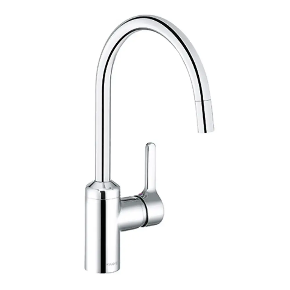 Hochglanzverchromter Küchenarmatur von Kludi mit herausziehbarem Auslauf und seitlichem Hebel für die Wasserregulierung.